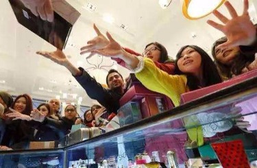日小骚屄中国人依然爱赴日旅游 消费已由爆买转向网购